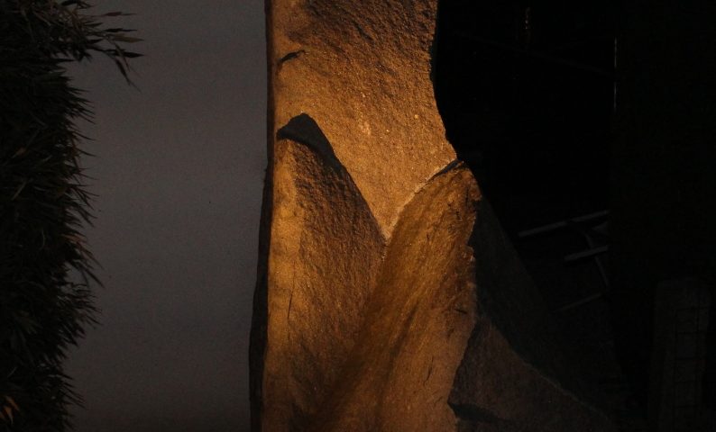 6C, Findling bei Nacht, 2003